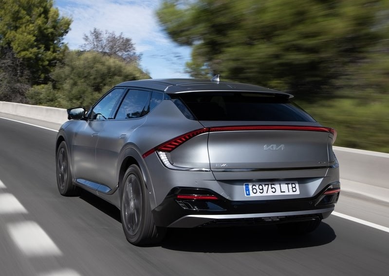 Kia EV6 yolda hareket halinde arka gövde görünümü