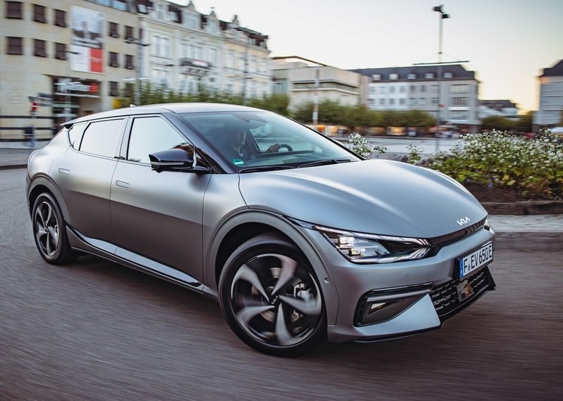 Kia EV6 şehir yolunda hareket halinde ön ve yan görünümü