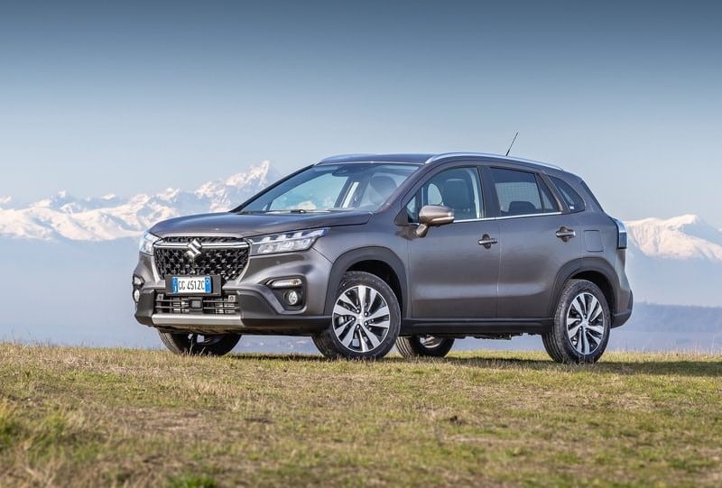 Gri Suzuki S-Cross ön üç çeyrek dış görünümü dağ manzarasında