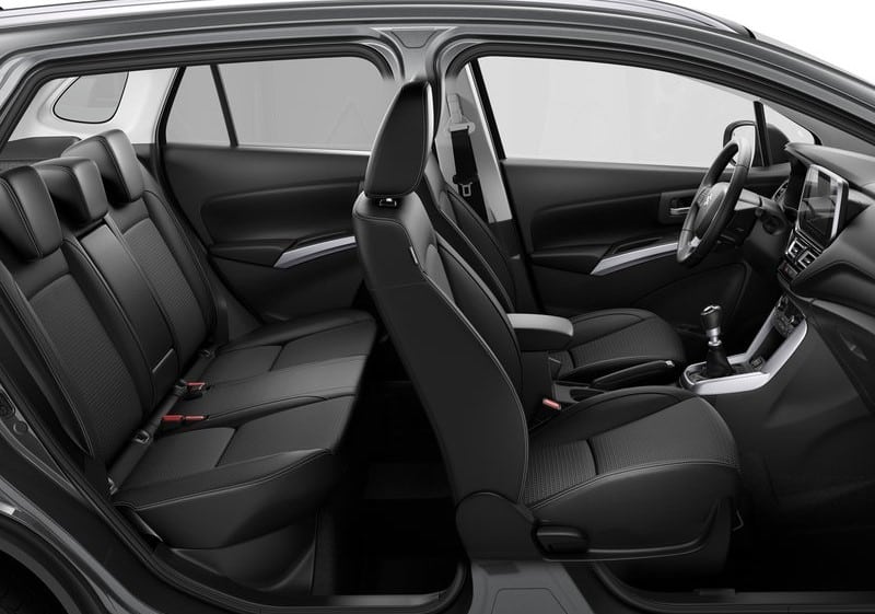Suzuki S-Cross ön ve arka koltuk yerleşimi iç mekân görünümü