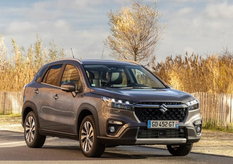 Suzuki S-Cross ön üç çeyrek görünümü yol kenarında