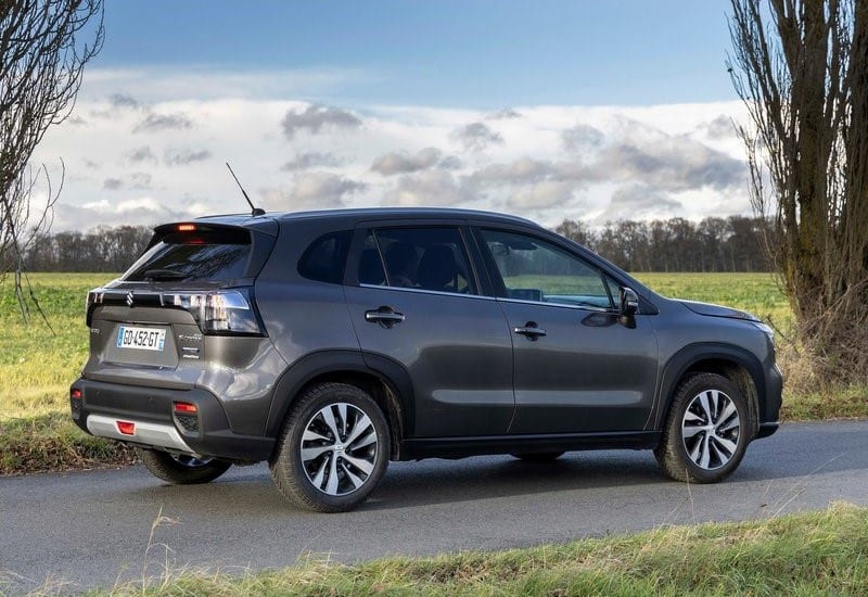 Suzuki S-Cross yan ve arka üç çeyrek görünümü kırsal yolda