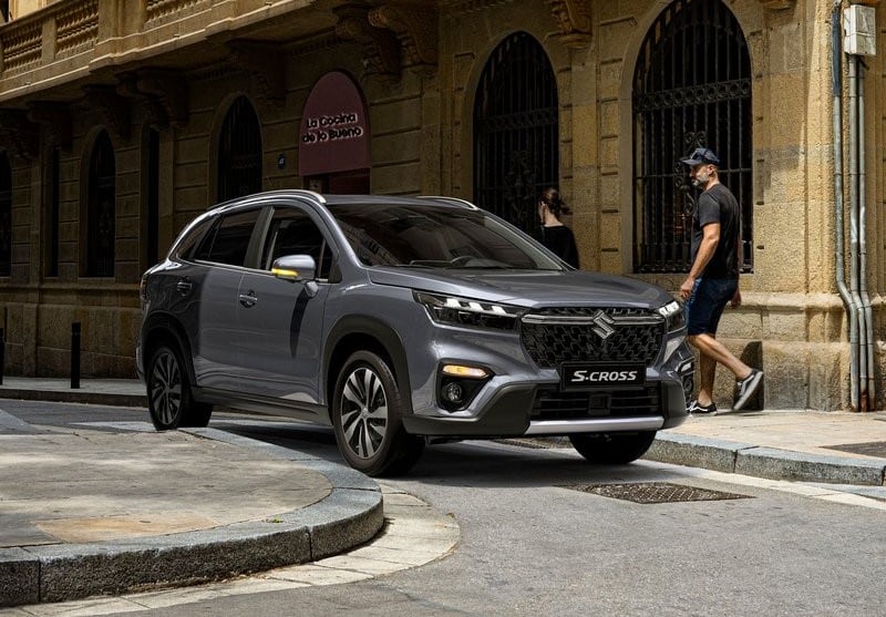 2023 Suzuki S-Cross Mart Fiyat Listesi için gri S-Cross şehir ortamında