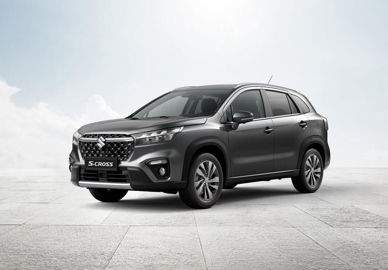 Gri Suzuki S-Cross stüdyo ortamında ön üç çeyrek görünümü