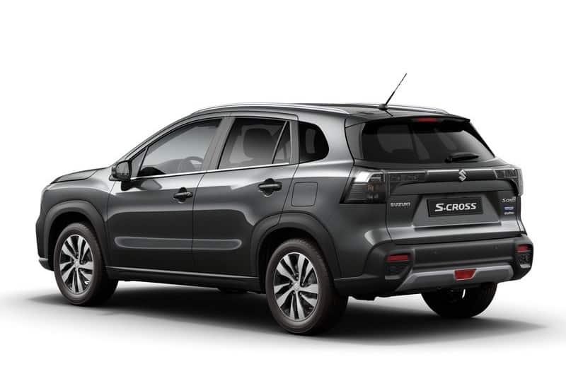 Gri Suzuki S-Cross stüdyo ortamında arka üç çeyrek görünümü