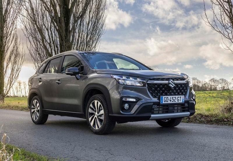 Suzuki S-Cross ön üç çeyrek görünümü ağaçlı yol kenarında