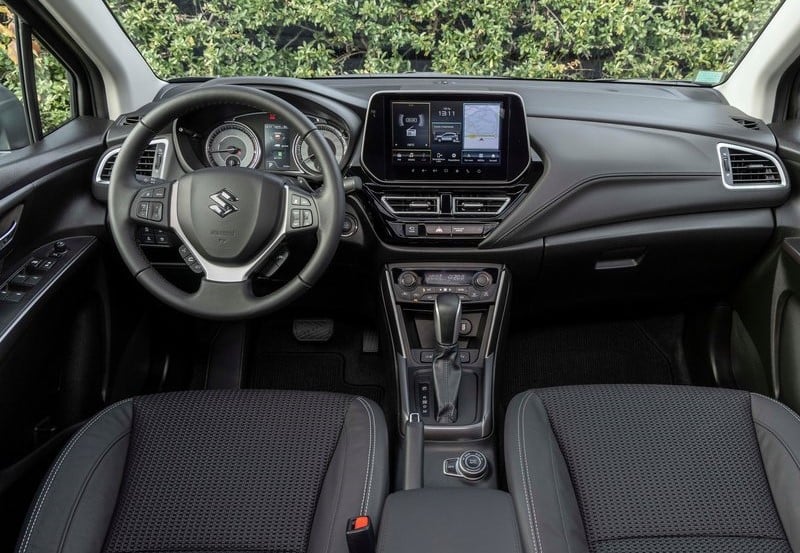 Suzuki S-Cross sürücü kokpiti ve orta multimedya ekranı
