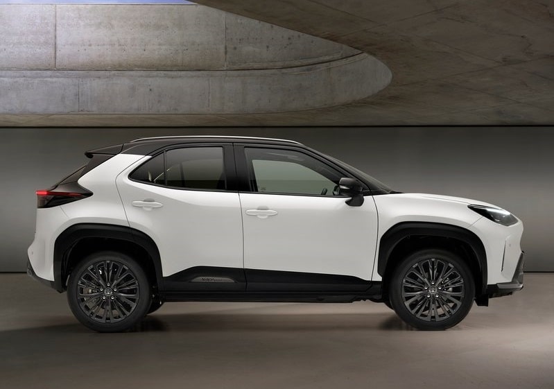 2025 Nisan Toyota Yaris Cross Fiyat Listesi için beyaz Yaris Cross yan görünümü