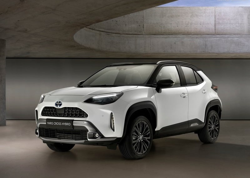 Beyaz Toyota Yaris Cross ön çapraz stüdyo görünümü