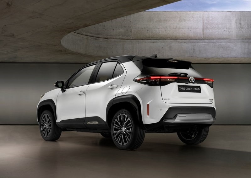 Beyaz Toyota Yaris Cross arka çapraz stüdyo görünümü