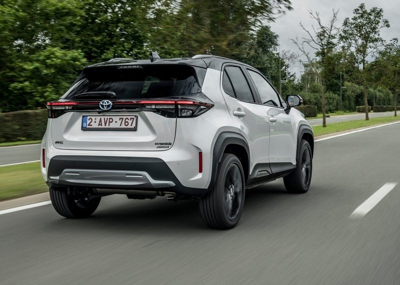 Toyota Yaris Cross yolda arka çapraz hareket halinde