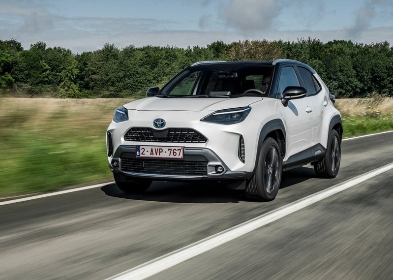 Toyota Yaris Cross yolda ön çapraz hareket halinde