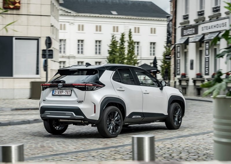 Toyota Yaris Cross şehir içinde arka çapraz görünüm