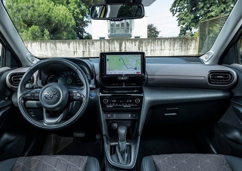 Toyota Yaris Cross direksiyon multimedya ekranı ve kokpit