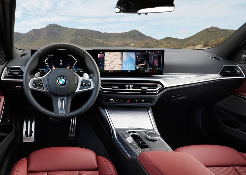 BMW 3 Serisi ön konsolu ve geniş kavisli dijital ekran