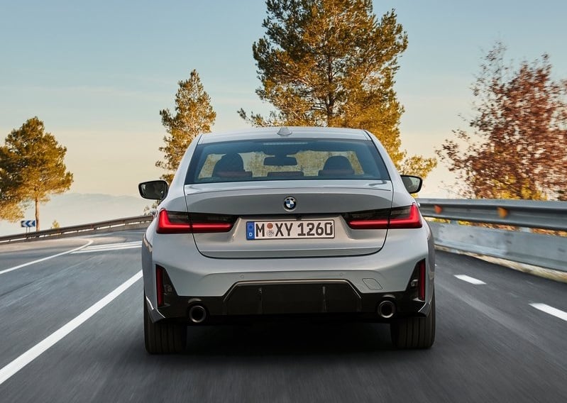 BMW 3 Serisi Sedan hareket halindeki arka görünümü