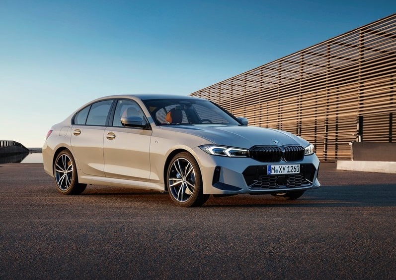 BMW 3 Serisi Sedan park halinde ön ve yan gövdesi