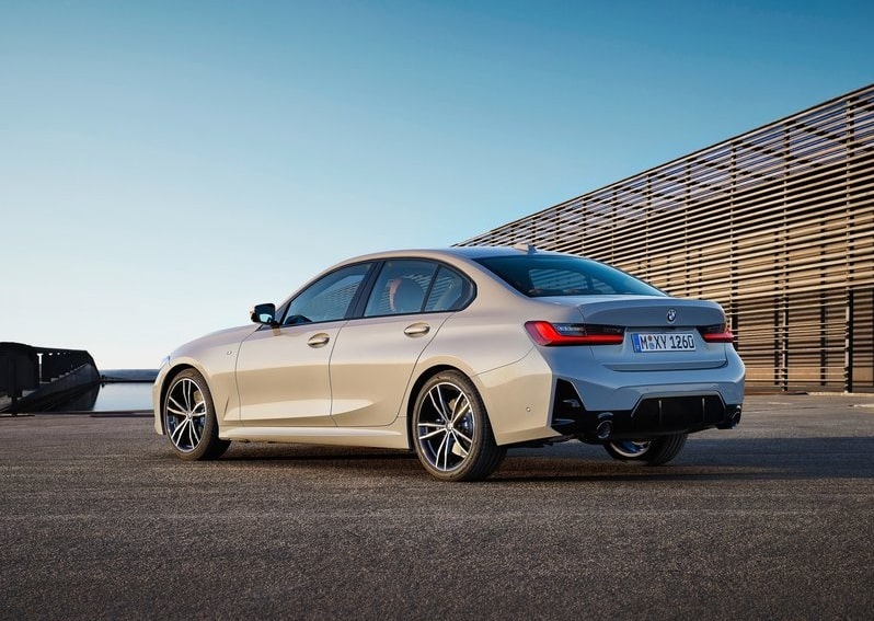 BMW 3 Serisi Sedan park halinde arka ve yan gövdesi