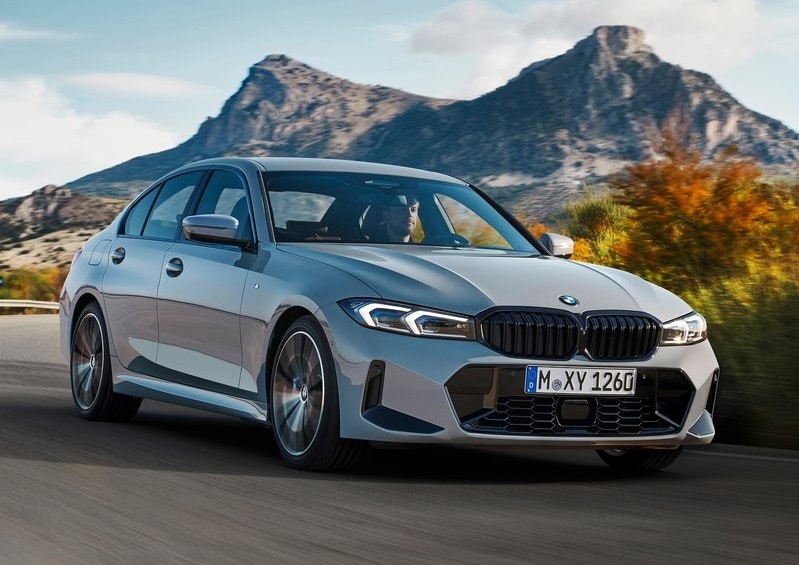 BMW 3 Serisi Sedan dağ yolunda hareket halinde