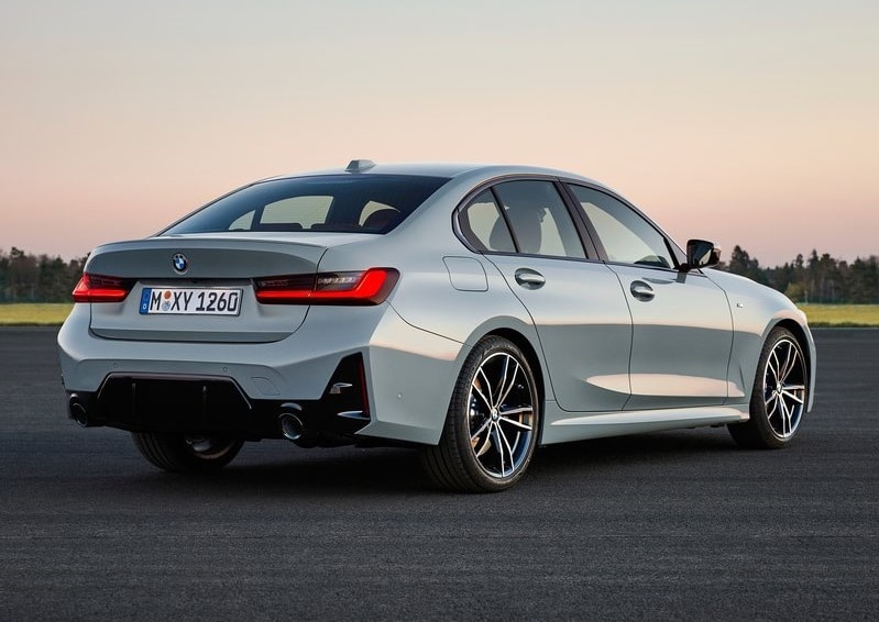 BMW 3 Serisi Sedan açık alanda arka yan görünümü