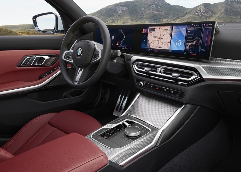 BMW 3 Serisi sürücü alanı direksiyon kavisli ekran ve orta konsol