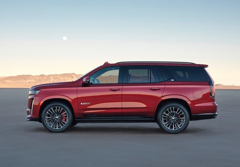 2023 Cadillac Escalade-V yandan gövde görünümü
