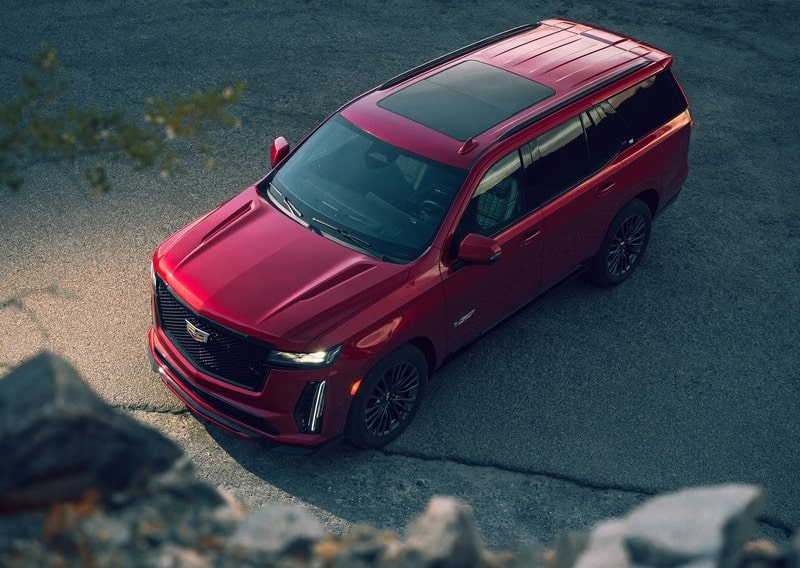 Kırmızı Cadillac Escalade-V üstten gövde ve panoramik tavan görünümü