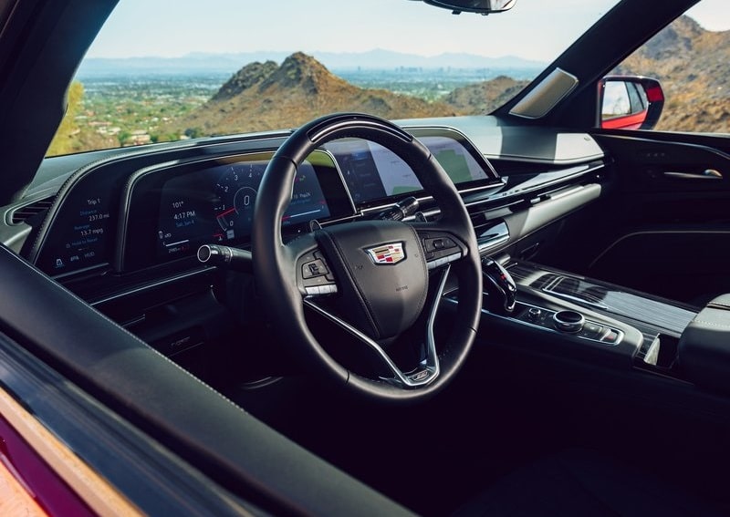 Cadillac Escalade-V direksiyon simidi ve kavisli OLED kokpit ekranı