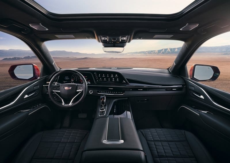 Cadillac Escalade-V ön kabin konsol ve geniş ekran görünümü