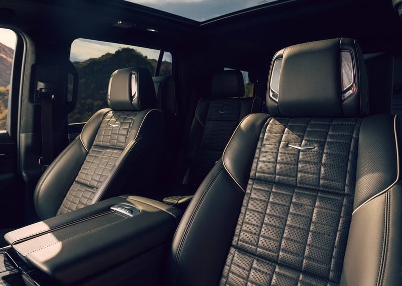 Cadillac Escalade-V ön koltuklar ve arka kabin görünümü