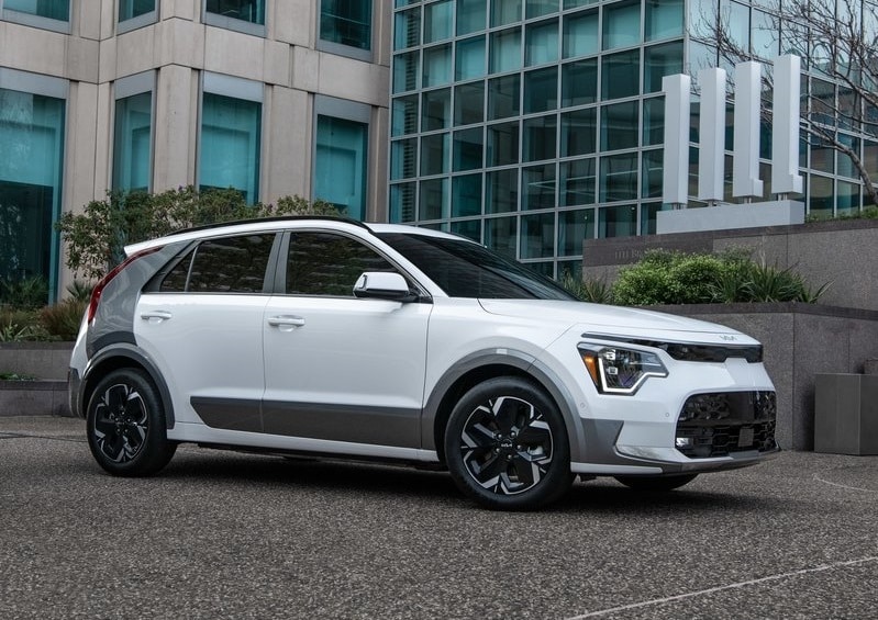 Beyaz Kia Niro kent yapıları önünde