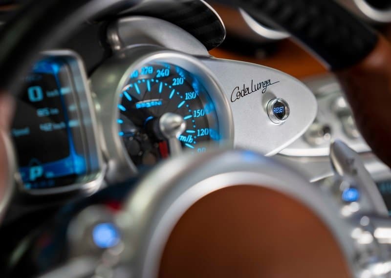Huayra Codalunga gösterge paneli ve kabin