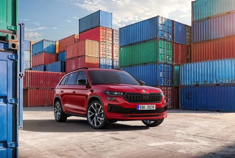 Kırmızı Skoda Kodiaq konteynerler önünde ön gövde görünümü
