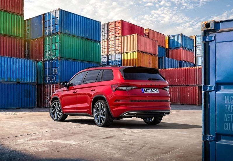 Kırmızı Skoda Kodiaq konteyner sahasında arka gövde görünümü
