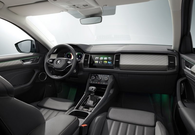 Skoda Kodiaq siyah kokpit orta ekran ve klima kumandaları