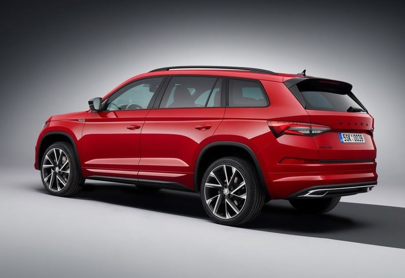 Kırmızı Skoda Kodiaq arka gövde ve bagaj kapağı stüdyo görünümü