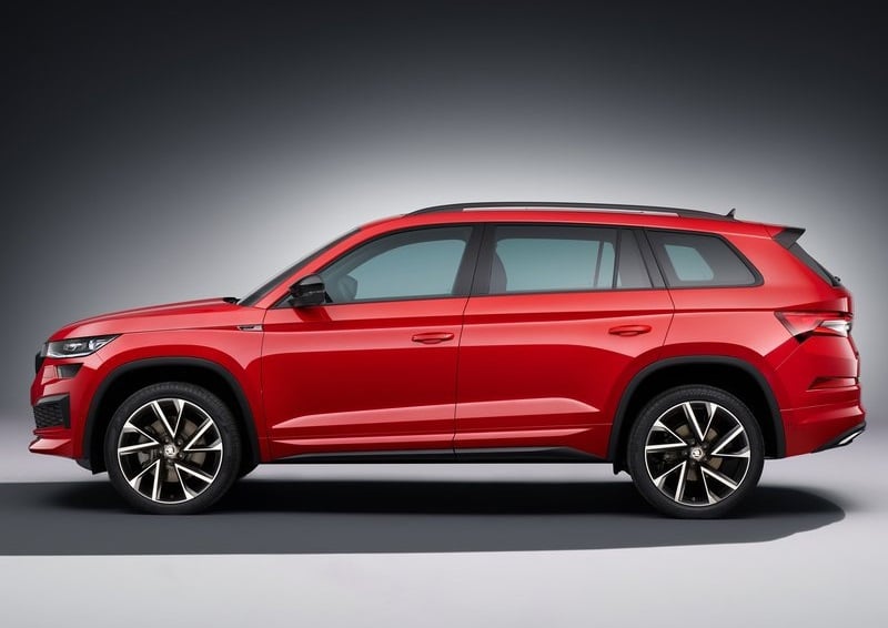 Kırmızı Skoda Kodiaq tam yan profil stüdyo görünümü