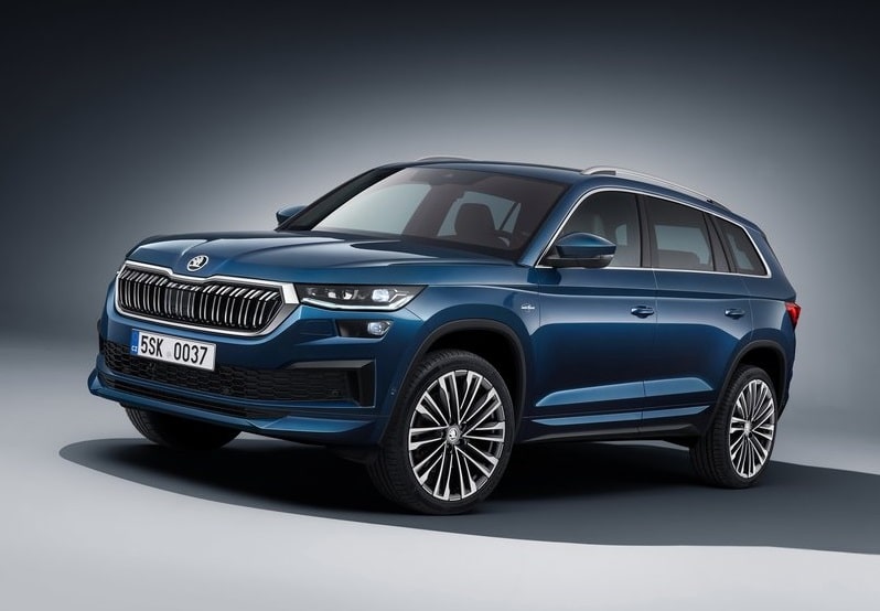 Mavi Skoda Kodiaq gövde ve çok kollu jantlar stüdyo görünümü