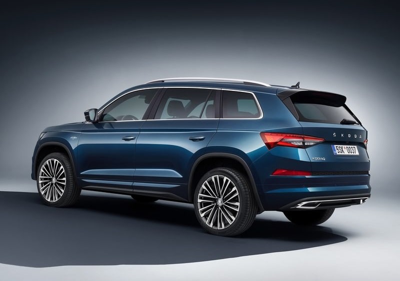 Mavi Skoda Kodiaq arka yan gövde ve tavan rayları stüdyo görünümü