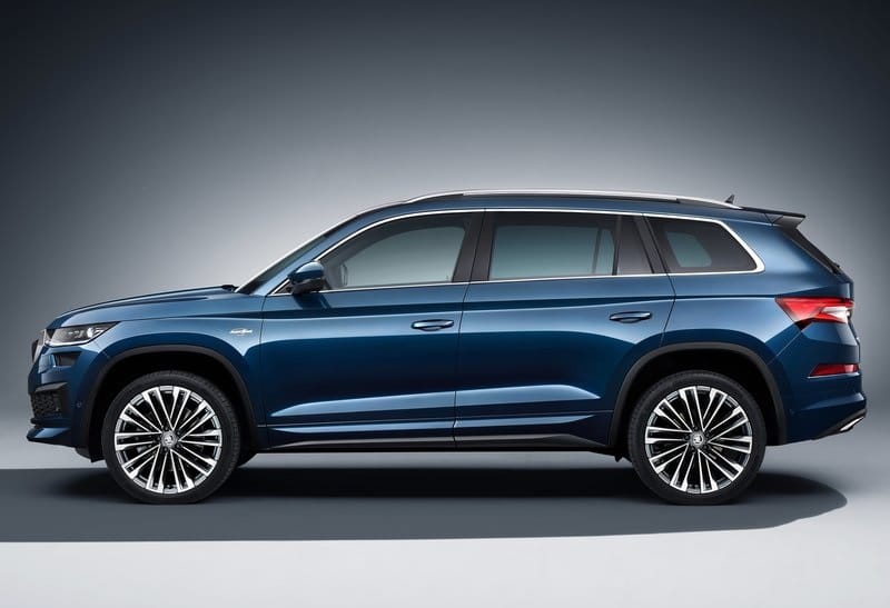 Mavi Skoda Kodiaq yan profil ve tavan rayları stüdyo görünümü