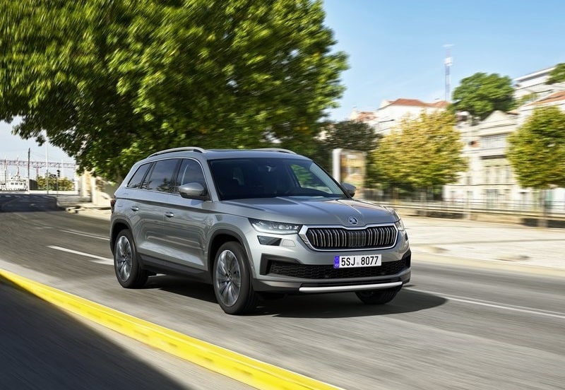 Gri Skoda Kodiaq şehir yolunda ön gövde görünümü