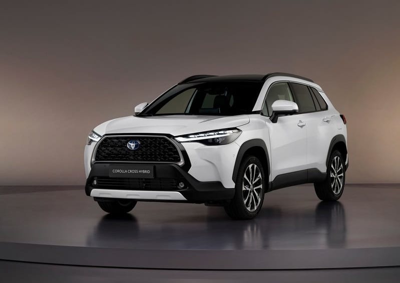 2023 Corolla Cross Ekim Fiyat Listesi yazısında beyaz Toyota Corolla Cross stüdyo görünümü