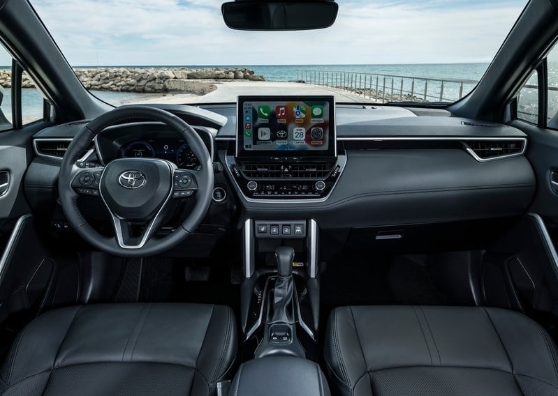 Toyota Corolla Cross kokpitinde direksiyon dijital gösterge ve orta multimedya ekranı