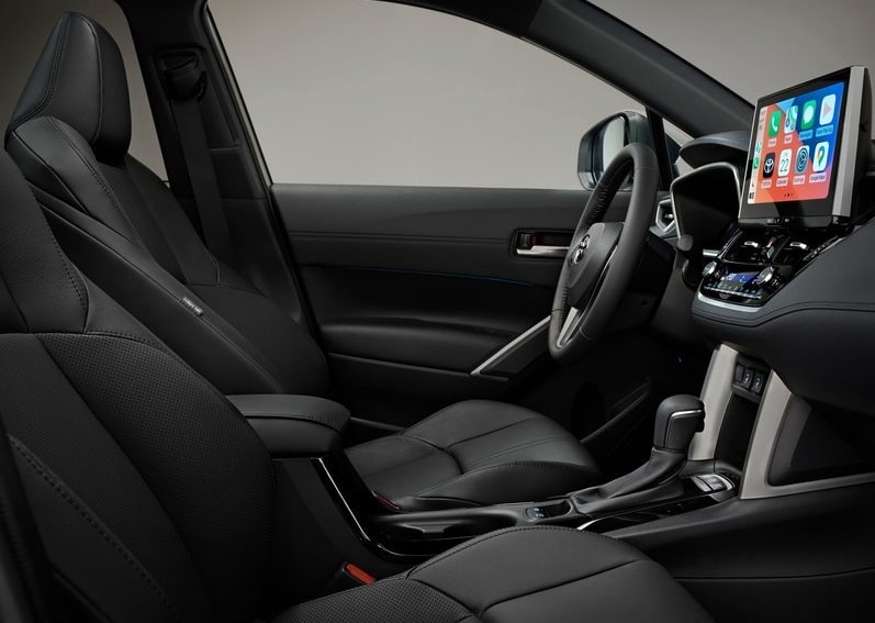 Toyota Corolla Cross ön koltukları orta konsol ve multimedya ekranıyla