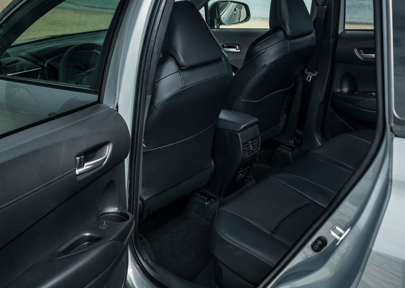Toyota Corolla Cross arka koltuk alanının açık arka kapıdan görünümü