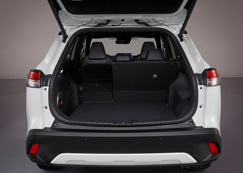 Toyota Corolla Cross modelinin açık bagaj alanı ve katlanabilir arka koltuk sırtlıkları