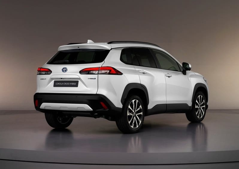 Beyaz Toyota Corolla Cross modelinin arkadan üç çeyrek stüdyo görünümü