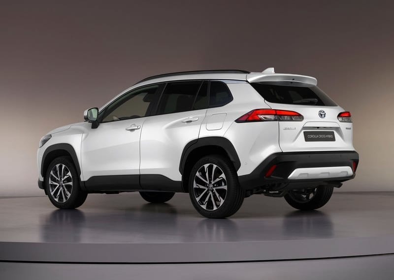 Toyota Corolla Cross modelinde arka bölüm ve yan profilin stüdyo görünümü