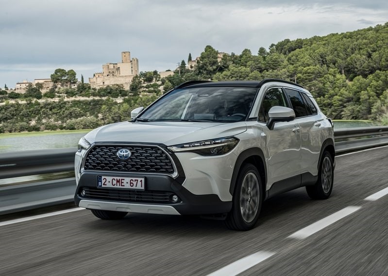 Toyota Corolla Cross modelinin yolda hareket halindeki ön üç çeyrek görünümü
