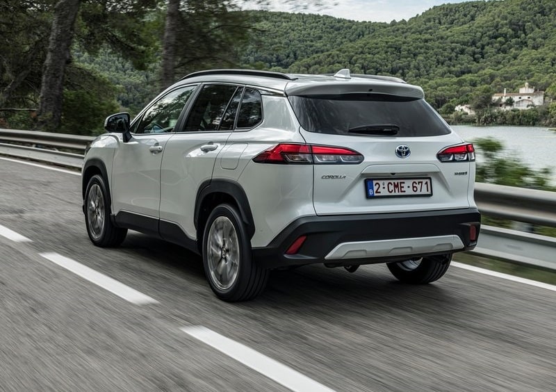 Toyota Corolla Cross modelinin yolda hareket halindeki arka üç çeyrek görünümü